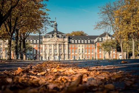 Herbstlaub vor dem Schloss – Münster-Motiv von Sascha Talke