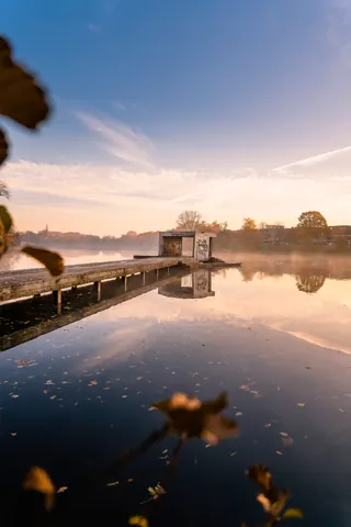 Pier am Aasee im Nebel – Münster-Motiv von Sascha Talke