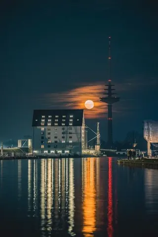 Stadthafen mit Fernmeldeturm und Mond – Münster-Motiv von Sascha Talke