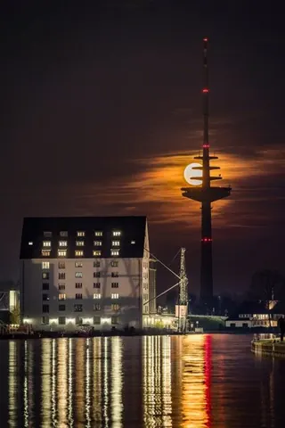 Fernmeldeturm mit Vollmond – Münster-Motiv von Sascha Talke