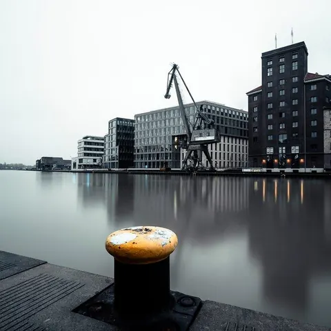 Poller vor dem Hafenkran – Münster-Motiv von Sascha Talke