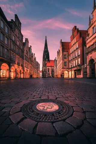Prinzipalmarkt im Abendrot mit Kanaldeckel – Münster-Motiv von Sascha Talke
