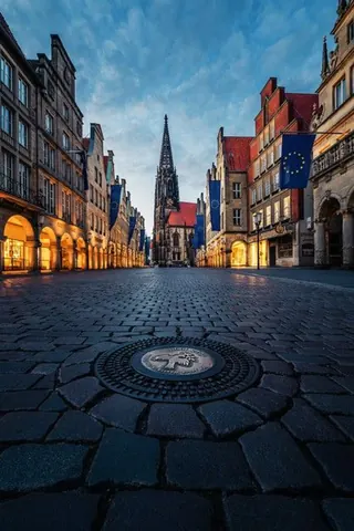 Prinzipalmarkt am Abend mit Kanaldeckel – Münster-Motiv von Sascha Talke