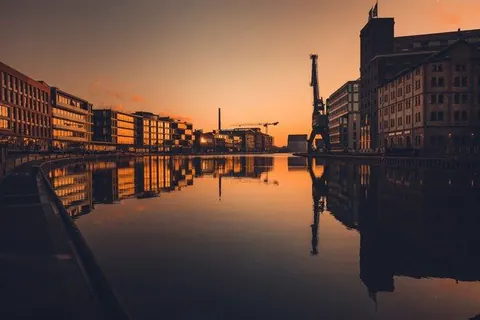 Hafenkran im Abendspiegel – Münster-Motiv von Sascha Talke