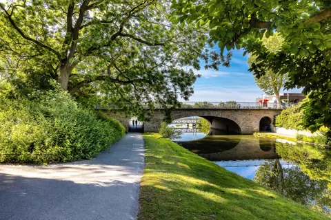 Weg am Aasee mit Brücke – Münster-Motiv von Sascha Talke