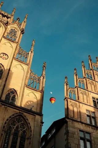 Rathausgiebel mit Heißluftballon – Münster-Motiv von Sascha Talke