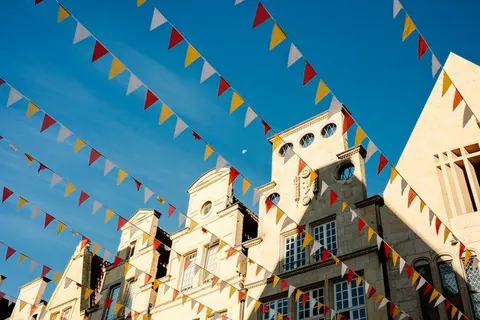 Giebel mit Wimpelketten – Münster-Motiv von Sascha Talke