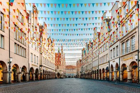 Wimpelketten über dem Prinzipalmarkt – Münster-Motiv von Sascha Talke