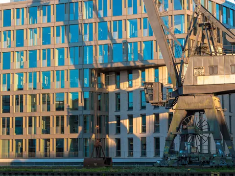Kran vor der Glasfassade – Münster-Motiv von Thomas Baro