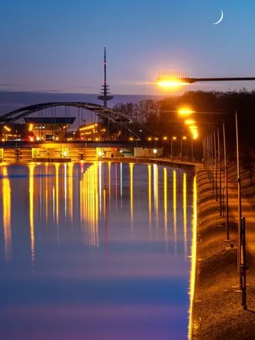 Kanal mit Fernmeldeturm bei Nacht – Münster-Motiv von Thomas Branse