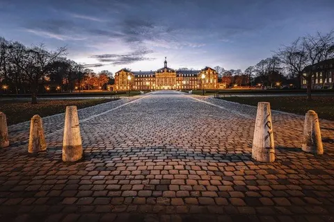 Pflasterweg zum Schloss – Münster-Motiv von Thomas Branse