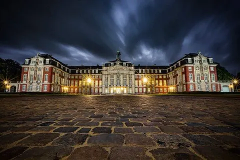 Schloss unter Nachtwolken – Münster-Motiv von Thomas Branse