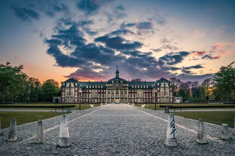 Schloss unter Wolkenhimmel – Münster-Motiv von Thomas Branse