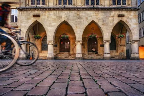 Radfahrer vor den Rathausbögen – Münster-Motiv von Thomas Branse