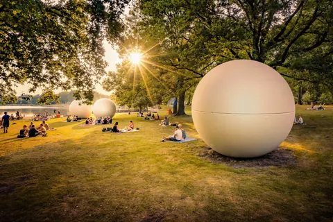 Kugeln auf der Wiese – Münster-Motiv von Thomas Branse
