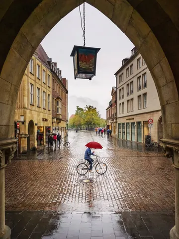 Roter Schirm im Regen – Münster-Motiv von Thomas Branse