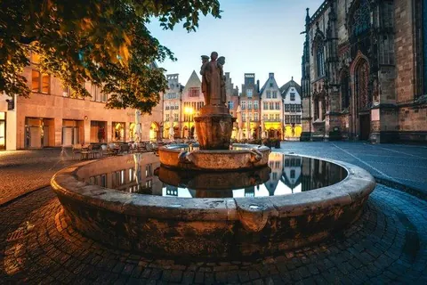 Lambertibrunnen in der Dämmerung – Münster-Motiv von Thomas Branse