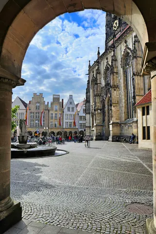 Brunnen durch den Bogengang – Münster-Motiv von Wolfgang Nietan