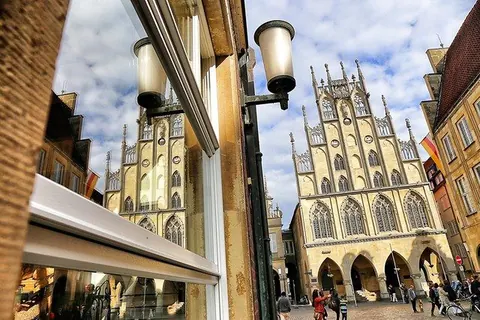 Rathaus mit Laternen – Münster-Motiv von Wolfgang Nietan