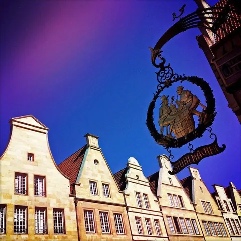 Stuhlmacher-Ausleger über den Giebeln – Münster-Motiv von Wolfgang Nietan