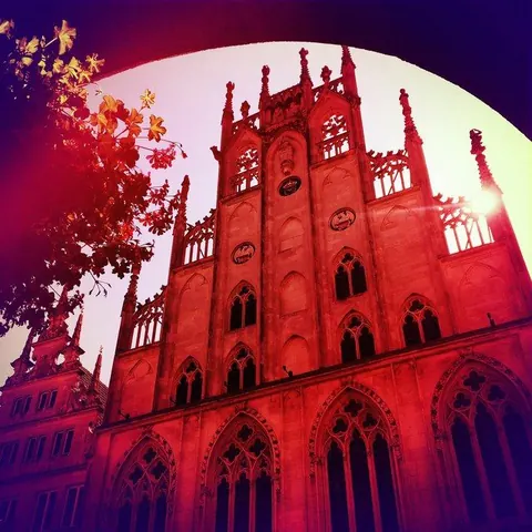 Rathaus in Rot – Münster-Motiv von Wolfgang Nietan