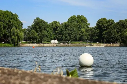 Aaseekugel am Ufer – Münster-Motiv von Wolfgang Nietan