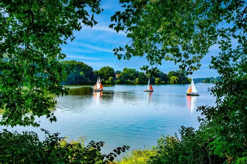 Ufer mit Segelbooten – Münster-Motiv von Wolfgang Nietan