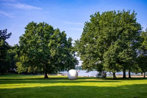 Aaseekugeln unter Sommerbäumen – Münster-Motiv von Wolfgang Nietan