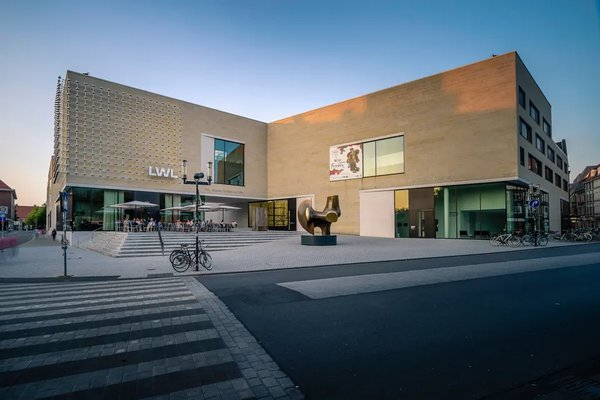 Der helle Sandsteinbau des LWL-Museums am Domplatz unter blauem Himmel