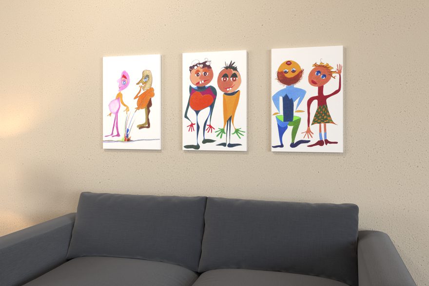 Drei Motive von Noret_Fé, Motiv 1, 5 und 10, als Wandbilder im Hochformat 40 × 60 cm auf Holzkeilrahmen nebeneinander an einer hellen Wand über einem grauen Sofa