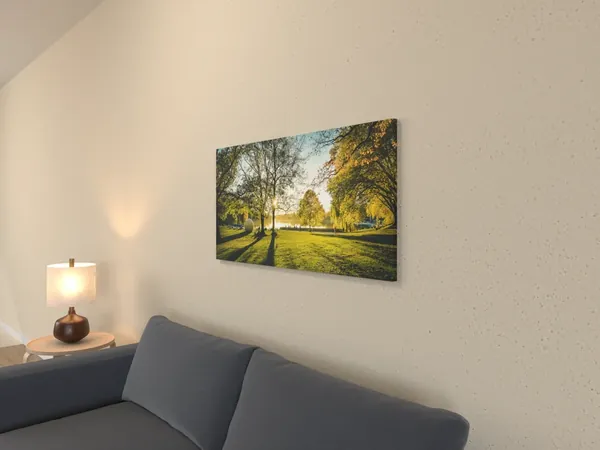 Visualisierung: fertiger Holzkeilrahmen mit Aasee-Motiv über einem Sofa