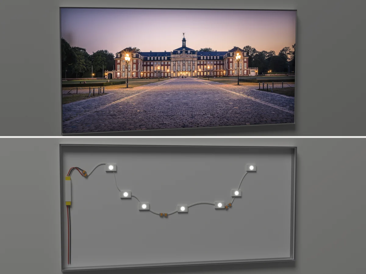 Visualisierung: dasselbe 44-mm-Leuchtbild zweimal übereinander, oben geschlossen und leuchtend mit dem Schloss Münster in der blauen Stunde, unten geöffnet mit sieben LED-Modulen auf der Rückwand, die unter den Laternen, der Fassade und dem hellen Himmel sitzen