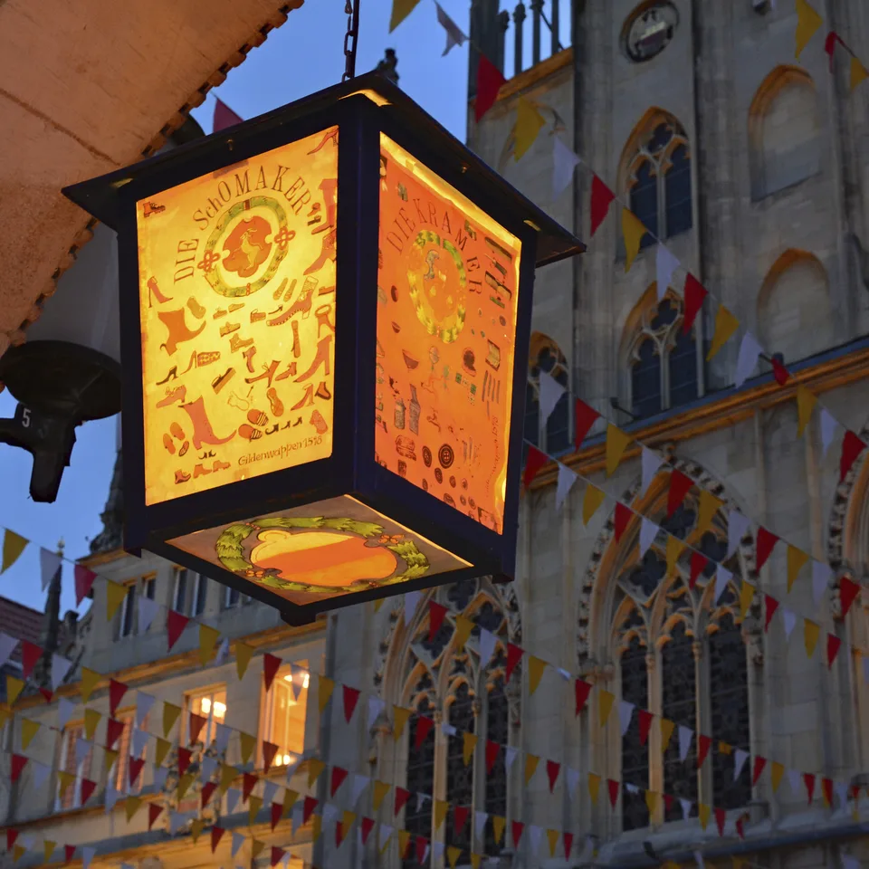 Laterne am Prinzipalmarkt als Lumo Holz 21 × 21 cm im Schaufenster von JALES – feine Motive in Münster