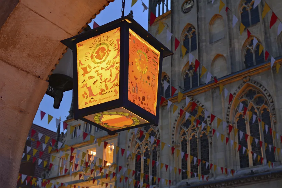 Laterne am Prinzipalmarkt als Holzkeilrahmen 45 × 30 cm im Schaufenster von JALES – feine Motive in Münster